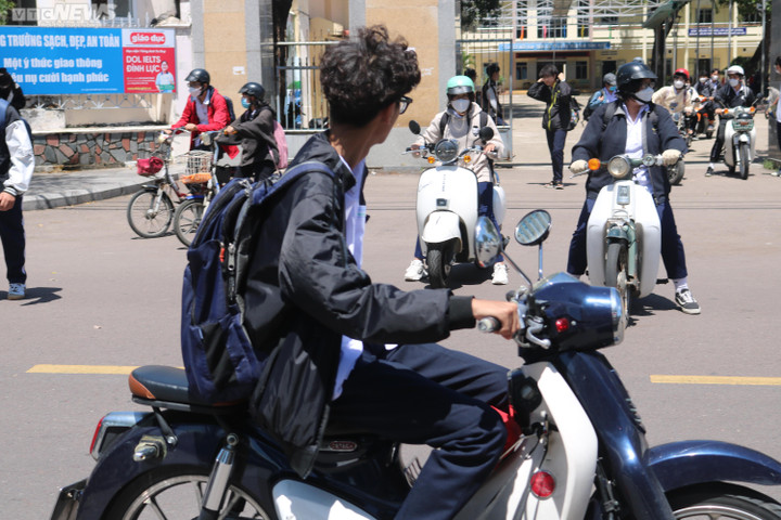 Học sinh Quy Nhơn vượt đèn đỏ, không mũ bảo hiểm 'như chưa có luật giao thông' - 10