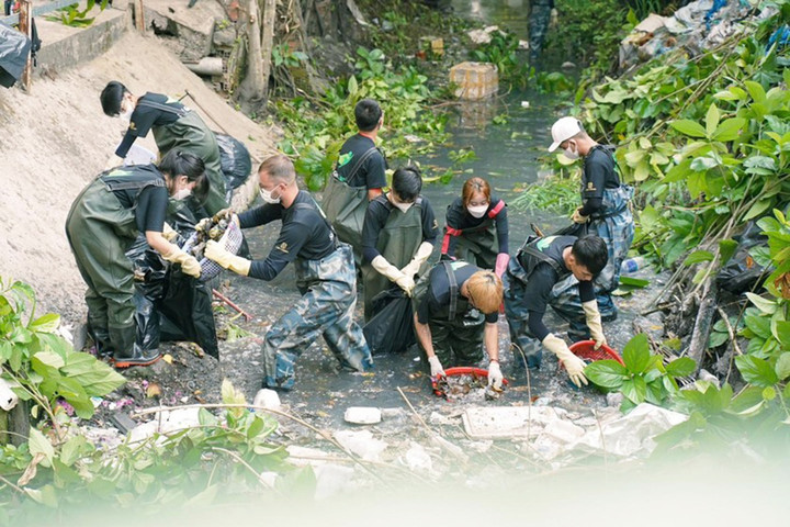 Những 'chiến binh' ngâm mình trong nước đen ngòm để lột xác kênh rạch ở TP.HCM - 1