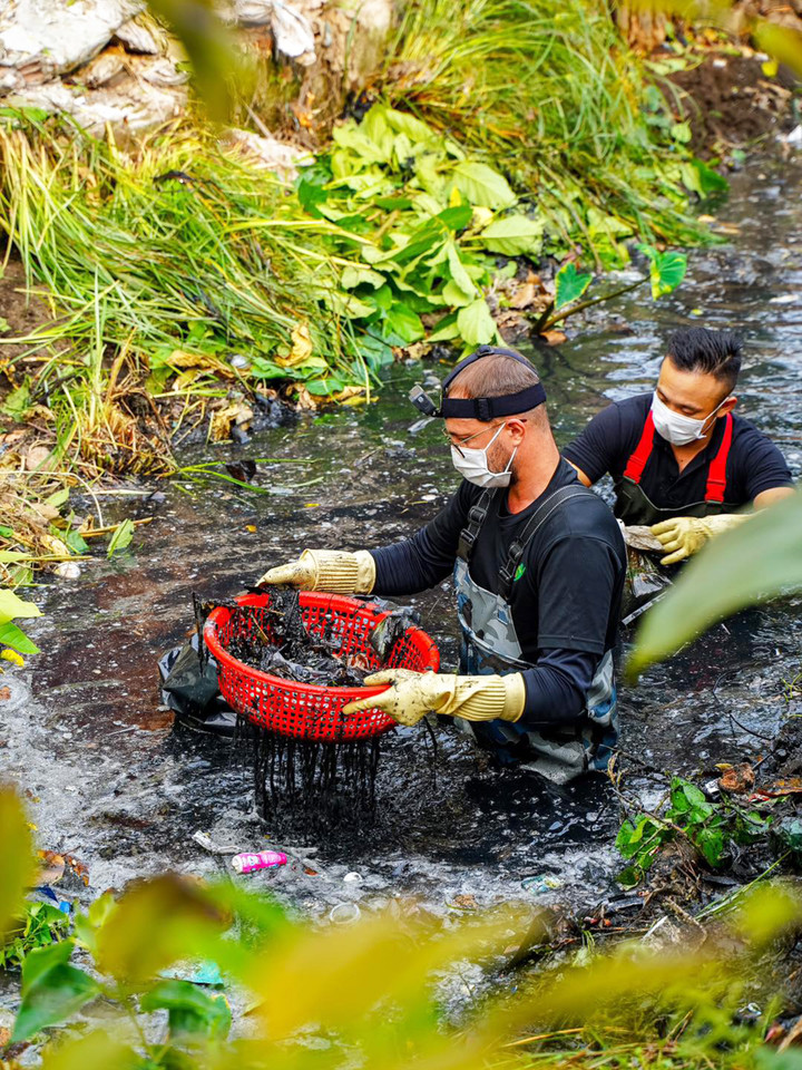 Những 'chiến binh' ngâm mình trong nước đen ngòm để lột xác kênh rạch ở TP.HCM - 2