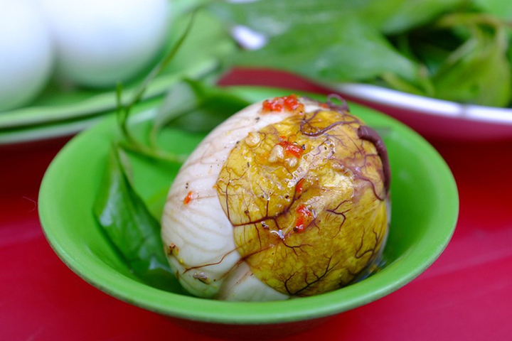 Người đàn ông nhập viện cấp cứu sau ăn trứng vịt lộn - 1