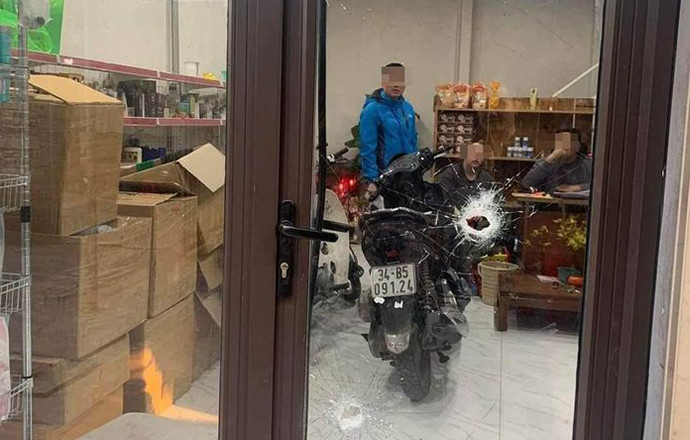 Truy tìm kẻ nổ súng bắn thủng cửa nhà dân tại Hải Dương - 1