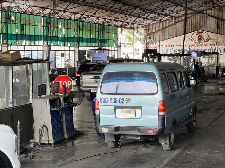 TP.HCM: Tài xế xếp hàng, ăn ngủ trên ô tô 2 ngày vẫn chưa tới lượt đăng kiểm xe - 14