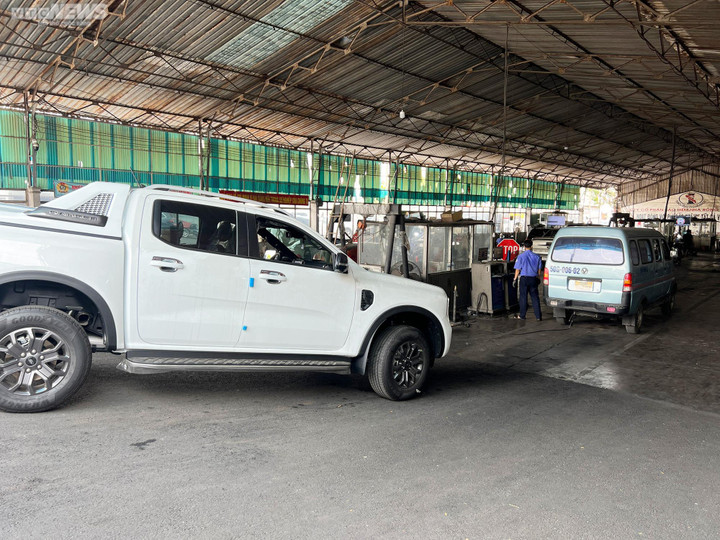TP.HCM: Tài xế xếp hàng, ăn ngủ trên ô tô 2 ngày vẫn chưa tới lượt đăng kiểm xe - 13
