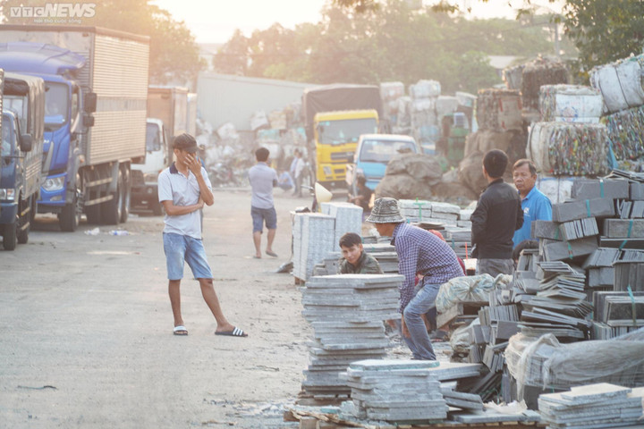 TP.HCM: Tài xế xếp hàng, ăn ngủ trên ô tô 2 ngày vẫn chưa tới lượt đăng kiểm xe - 9
