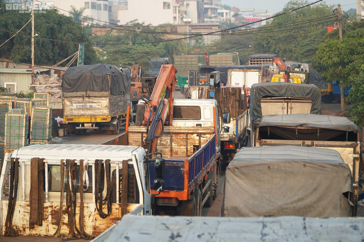 TP.HCM: Tài xế xếp hàng, ăn ngủ trên ô tô 2 ngày vẫn chưa tới lượt đăng kiểm xe - 10