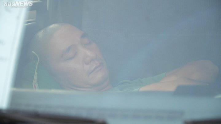 TP.HCM: Tài xế xếp hàng, ăn ngủ trên ô tô 2 ngày vẫn chưa tới lượt đăng kiểm xe - 3