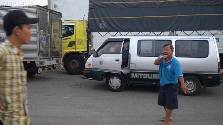 TP.HCM: Tài xế xếp hàng, ăn ngủ trên ô tô 2 ngày vẫn chưa tới lượt đăng kiểm xe - 8