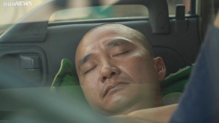 TP.HCM: Tài xế xếp hàng, ăn ngủ trên ô tô 2 ngày vẫn chưa tới lượt đăng kiểm xe - 4