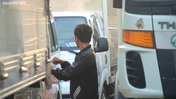 TP.HCM: Tài xế xếp hàng, ăn ngủ trên ô tô 2 ngày vẫn chưa tới lượt đăng kiểm xe - 2