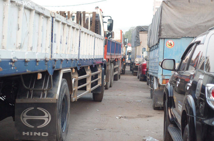 TP.HCM: Tài xế xếp hàng, ăn ngủ trên ô tô 2 ngày vẫn chưa tới lượt đăng kiểm xe - 5