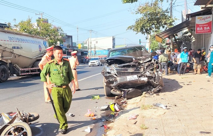 Xe bán tải tông trực diện xe máy, 3 người thương vong ở Lâm Đồng - 1