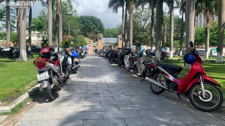 Học sinh Quy Nhơn vượt đèn đỏ, không mũ bảo hiểm 'như chưa có luật giao thông' - 3