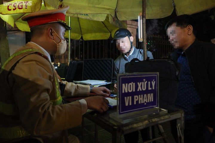 Tài xế bị phạt 7 triệu đồng sau khi uống rượu ở tiệc mừng ngày 8/3 - 8