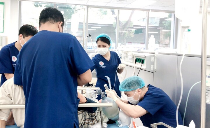 Người đàn ông ngưng tim sau cơn đau tức ngực - 1