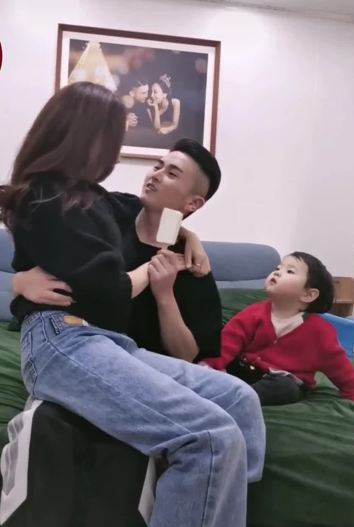 Loạt ảnh hài hước khi con cái bị cho ra rìa vì bố mẹ quá sức tình cảm - 5