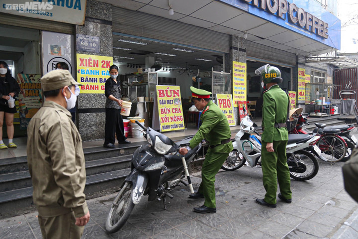 Chủ tịch Hà Nội yêu cầu nêu tên Chủ tịch quận, huyện để xảy ra lấn chiếm vỉa hè - 1