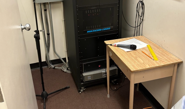 Hiệu trưởng, hiệu phó bị đình chỉ vì nhốt học sinh vào phòng kín siêu nhỏ - 1