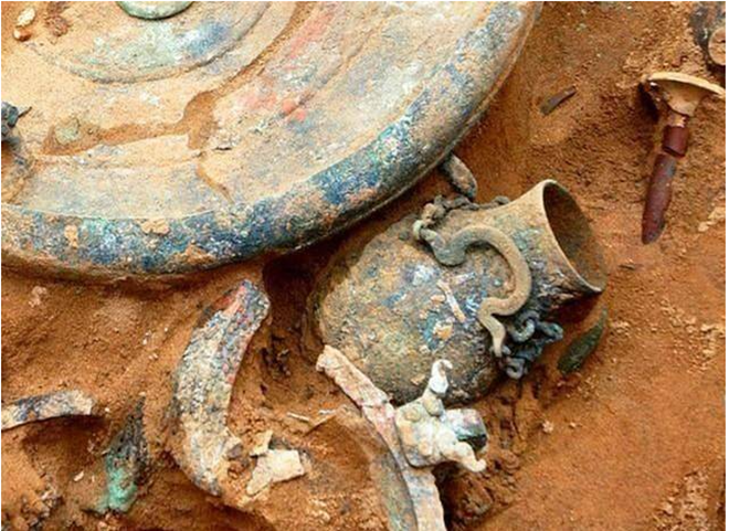 Đào giếng thấy hai cái nồi chứa vật lạ, chuyên gia định giá hơn 10.000 tỷ đồng - Ảnh 3.