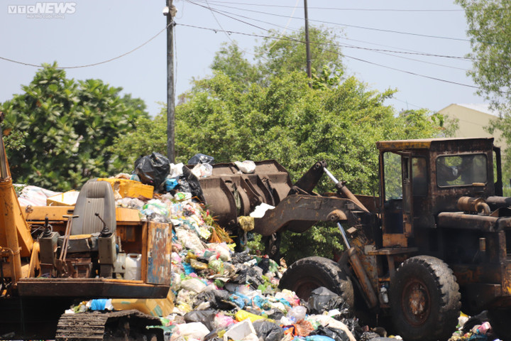 Cần Thơ: Bãi tập kết rác giữa khu dân cư bốc mùi hôi thối, dân treo biển bán nhà - 3