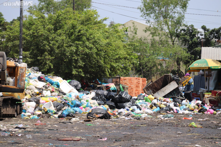 Cần Thơ: Bãi tập kết rác giữa khu dân cư bốc mùi hôi thối, dân treo biển bán nhà - 2