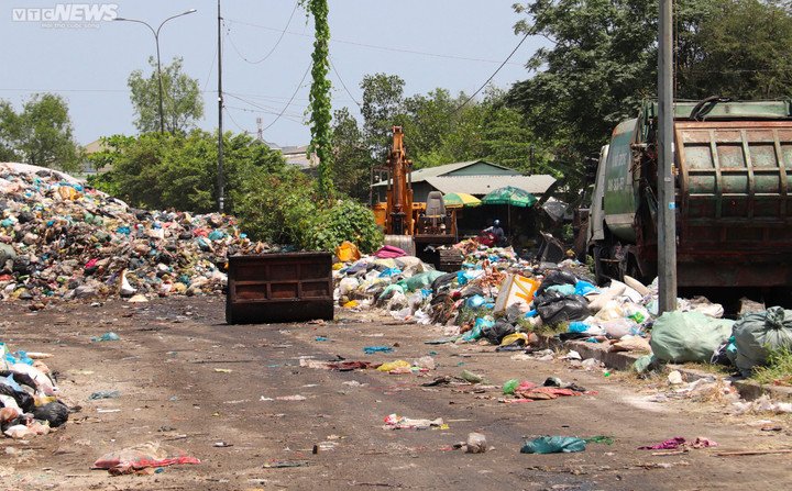 Cần Thơ: Bãi tập kết rác giữa khu dân cư bốc mùi hôi thối, dân treo biển bán nhà - 11