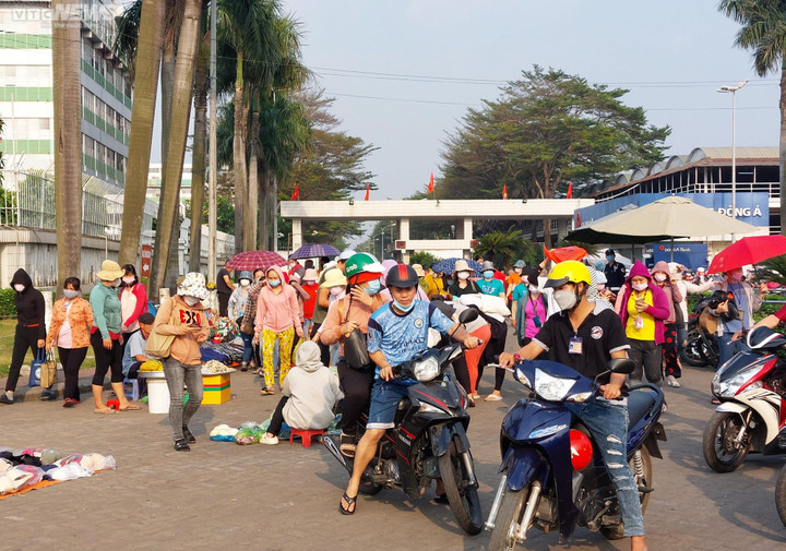 Mất việc, thu nhập giảm, nhiều công nhân ở TP.HCM muốn bỏ phố về quê - 1