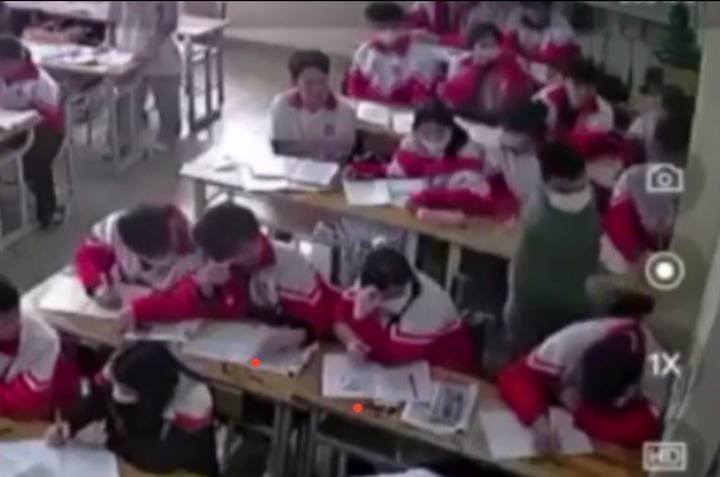 Thanh Hóa: Xuất hiện clip thầy giáo tát vào đầu nhiều học sinh - 1