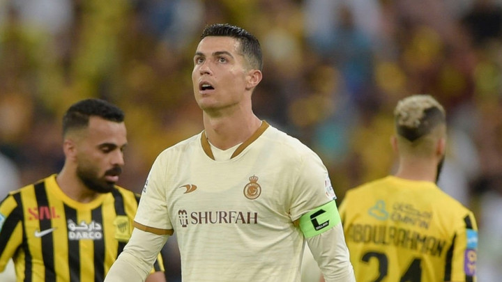 Cổ động viên gọi tên Messi, Ronaldo nổi giận đá bay chai nước - 1