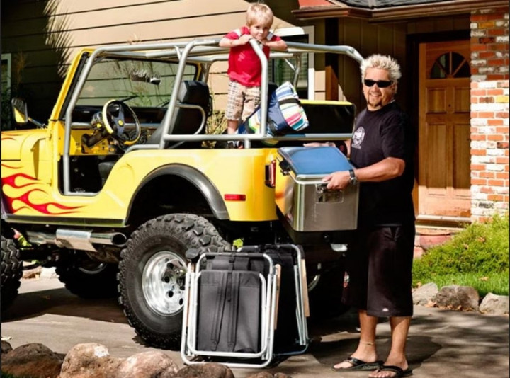 Bộ sưu tập ô tô cổ màu vàng của siêu đầu bếp Mỹ Guy Fieri - 2