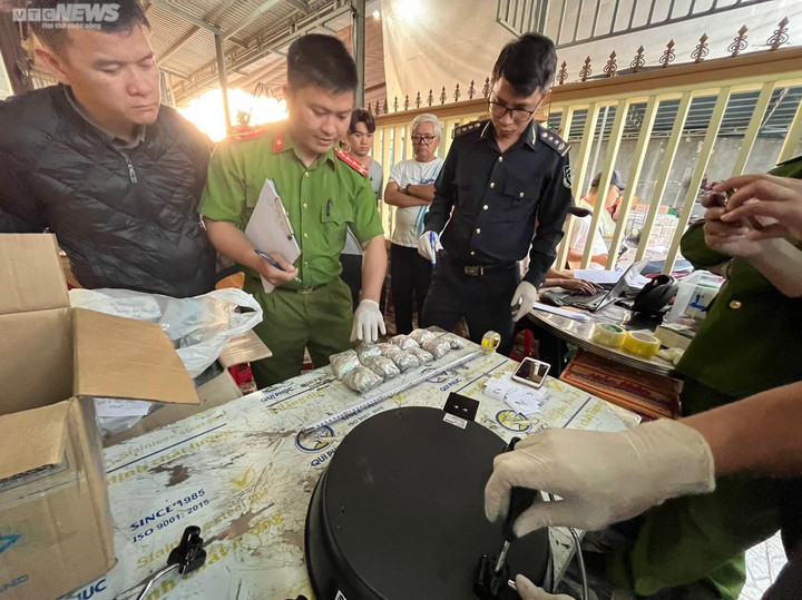 Ngụy trang 6,5 kg ma tuý trong nồi cơm điện, bao cà phê vận chuyển qua biên giới - 1