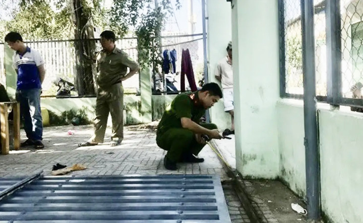 Công an điều tra vụ bé 4 tuổi bị cổng sắt đè tử vong - 1