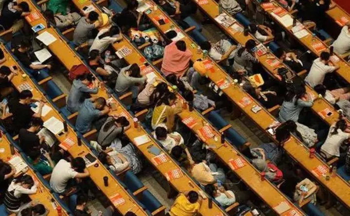 Ba lần trượt thạc sĩ, cô gái trầm cảm phải nhập viện tâm thần điều trị - 1