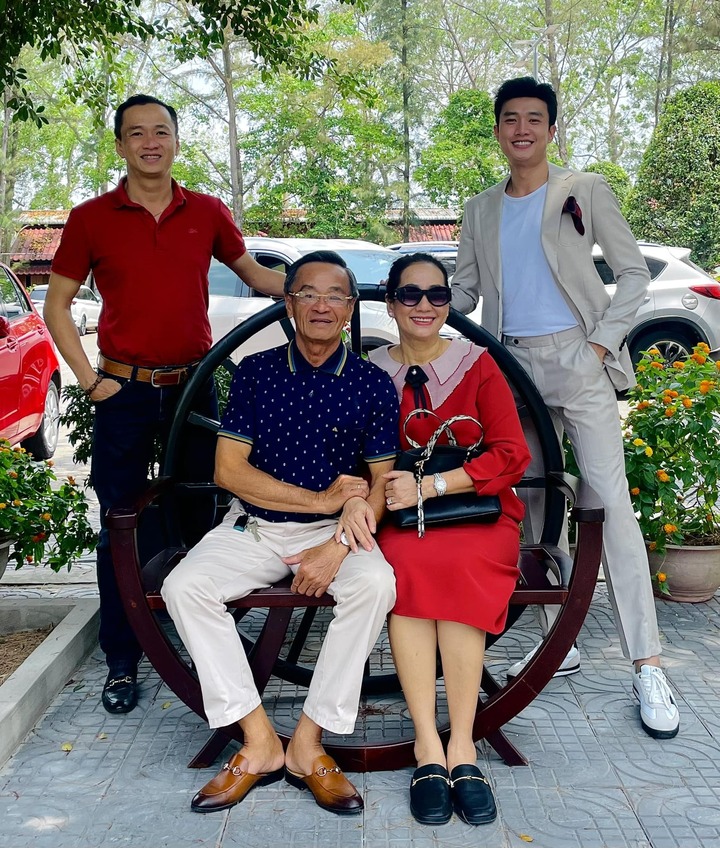 Sao Việt 13/3: Hoài Linh lộ diện tươi tắn, Lý Hải bế con gái lớn phổng phao - 7