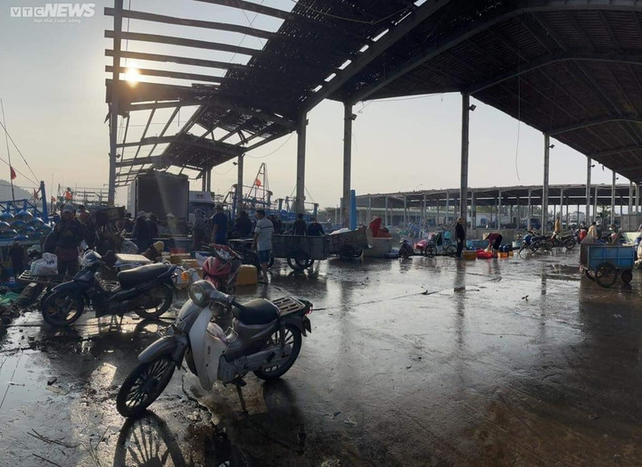 Tử thần 'rình rập' trên đầu ngư dân tại Cảng cá Đề Gi, Bình Định - 6