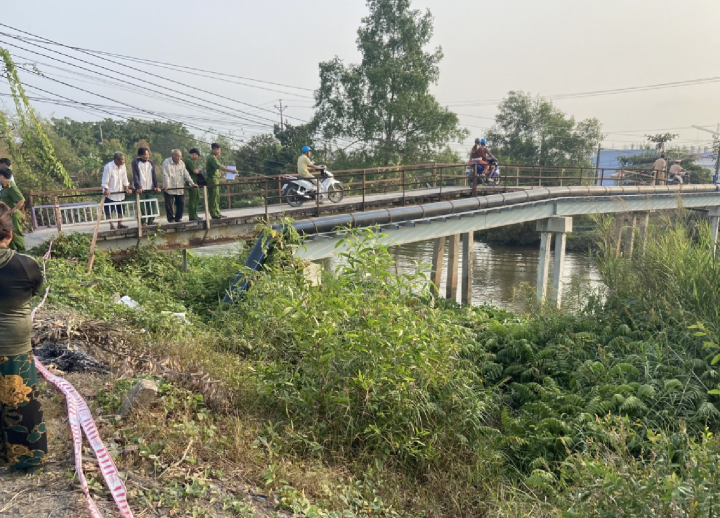 Điều tra, làm rõ 2 thanh niên chết dưới kênh có nhiều vết thương ở Tiền Giang - 1