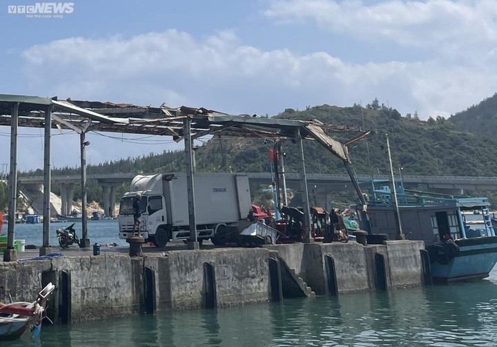 Tử thần 'rình rập' trên đầu ngư dân tại Cảng cá Đề Gi, Bình Định - 2