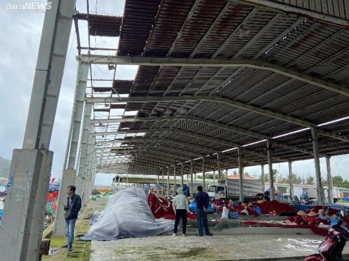 Tử thần 'rình rập' trên đầu ngư dân tại Cảng cá Đề Gi, Bình Định - 4