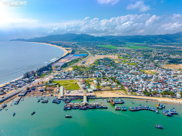 Tử thần 'rình rập' trên đầu ngư dân tại Cảng cá Đề Gi, Bình Định - 9