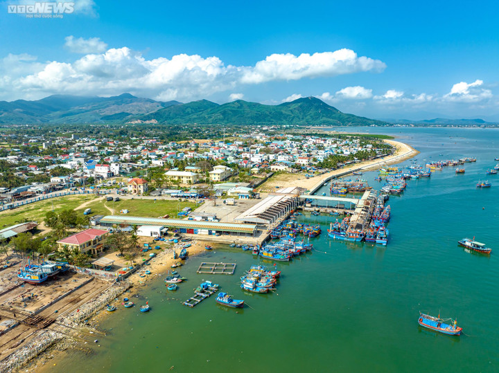 Tử thần 'rình rập' trên đầu ngư dân tại Cảng cá Đề Gi, Bình Định - 8