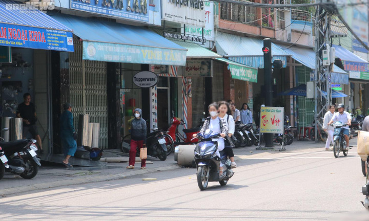 Học sinh Quy Nhơn vượt đèn đỏ, không mũ bảo hiểm 'như chưa có luật giao thông' - 5