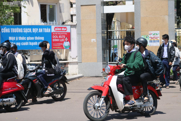 Học sinh Quy Nhơn vượt đèn đỏ, không mũ bảo hiểm 'như chưa có luật giao thông' - 13