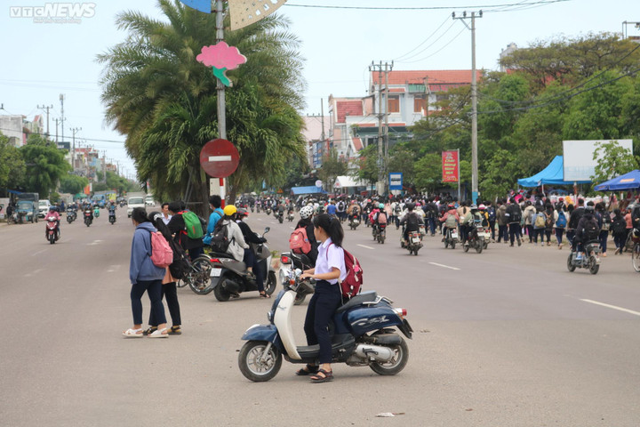 Học sinh Quy Nhơn vượt đèn đỏ, không mũ bảo hiểm 'như chưa có luật giao thông' - 12
