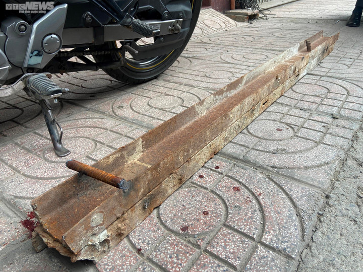 Thanh kim loại hàng chục kg rơi từ trên cao, trúng người đi đường ở Nha Trang - 1