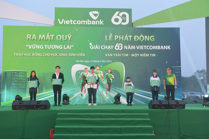 Vietcombank hỗ trợ học bổng cho học sinh khó khăn, phát động giải chạy 60 năm - 2