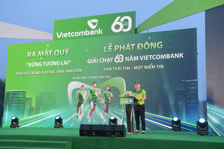 Vietcombank hỗ trợ học bổng cho học sinh khó khăn, phát động giải chạy 60 năm - 3