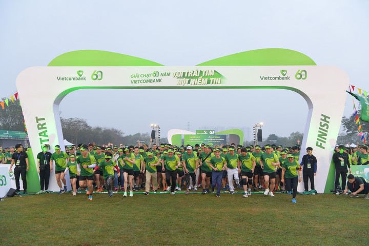 Vietcombank hỗ trợ học bổng cho học sinh khó khăn, phát động giải chạy 60 năm - 4