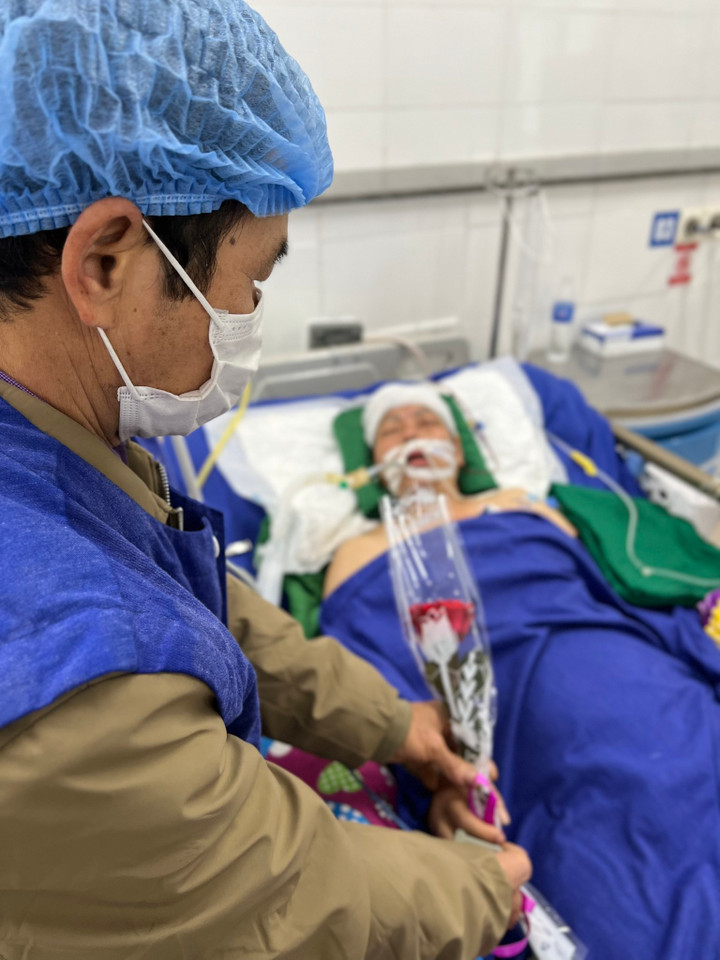 Xúc động chồng ung thư phổi lần đầu mua hoa tặng vợ đang hôn mê - 2