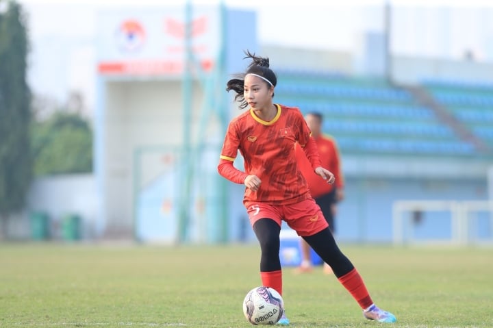 Nhan sắc ngọt ngào của nữ đội trưởng U20 Việt Nam gây sốt mạng xã hội - 6