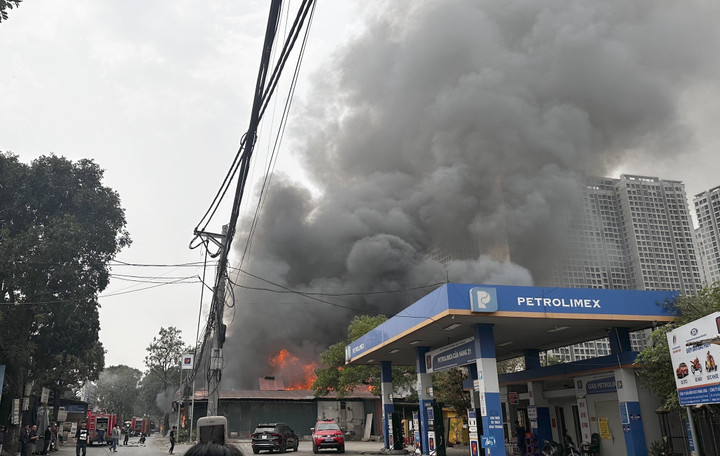 Hà Nội: Kho vật liệu bốc cháy ngùn ngụt cạnh cây xăng - 1