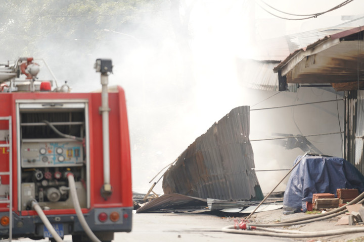 Hà Nội: Kho vật liệu bốc cháy ngùn ngụt cạnh cây xăng - 2